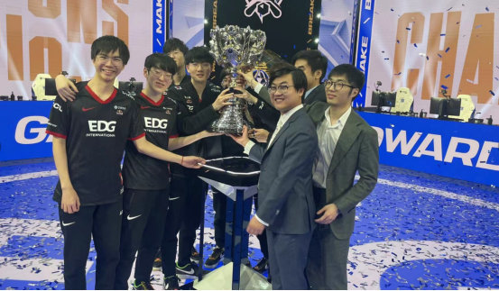 紧随其后 紧随其后